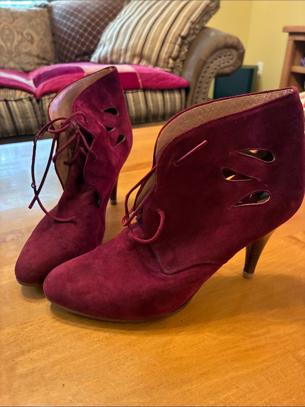 Berdorf Lace-Up Suede Ankle Boots in Burgundy with cut out details, sz. 7